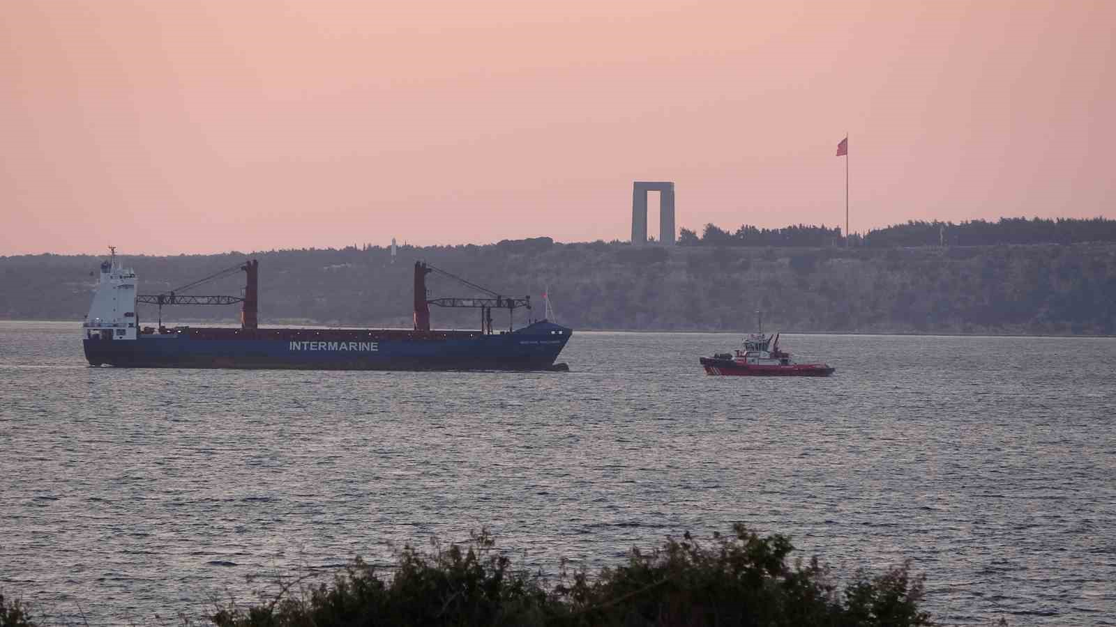 Çanakkale Boğazı’ndan geçen yük gemisinde yangın çıktı 