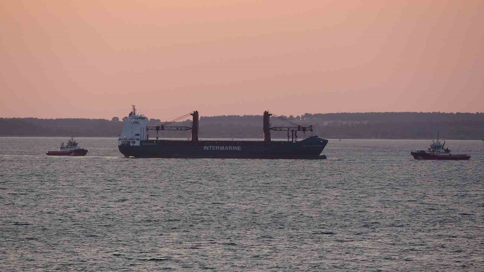 Çanakkale Boğazı’ndan geçen yük gemisinde yangın çıktı 