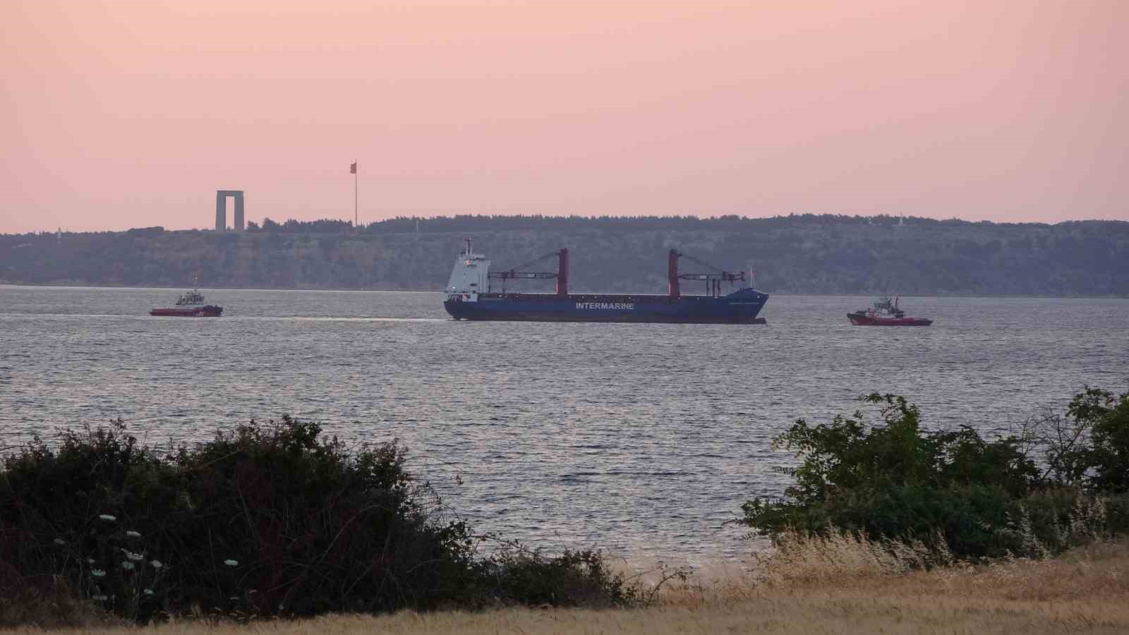 Çanakkale Boğazı’ndan geçen yük gemisinde yangın çıktı 