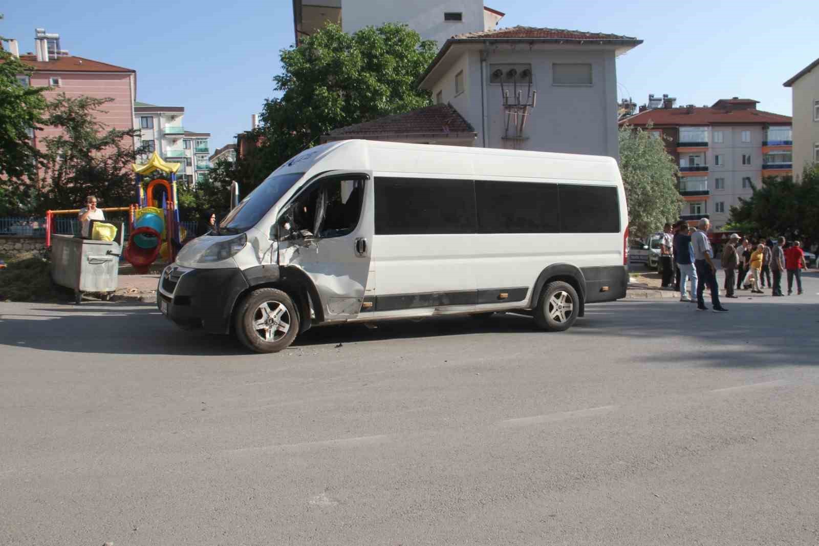 Minibüs ile çarpışan motosiklet sürücüsü hayatını kaybetti