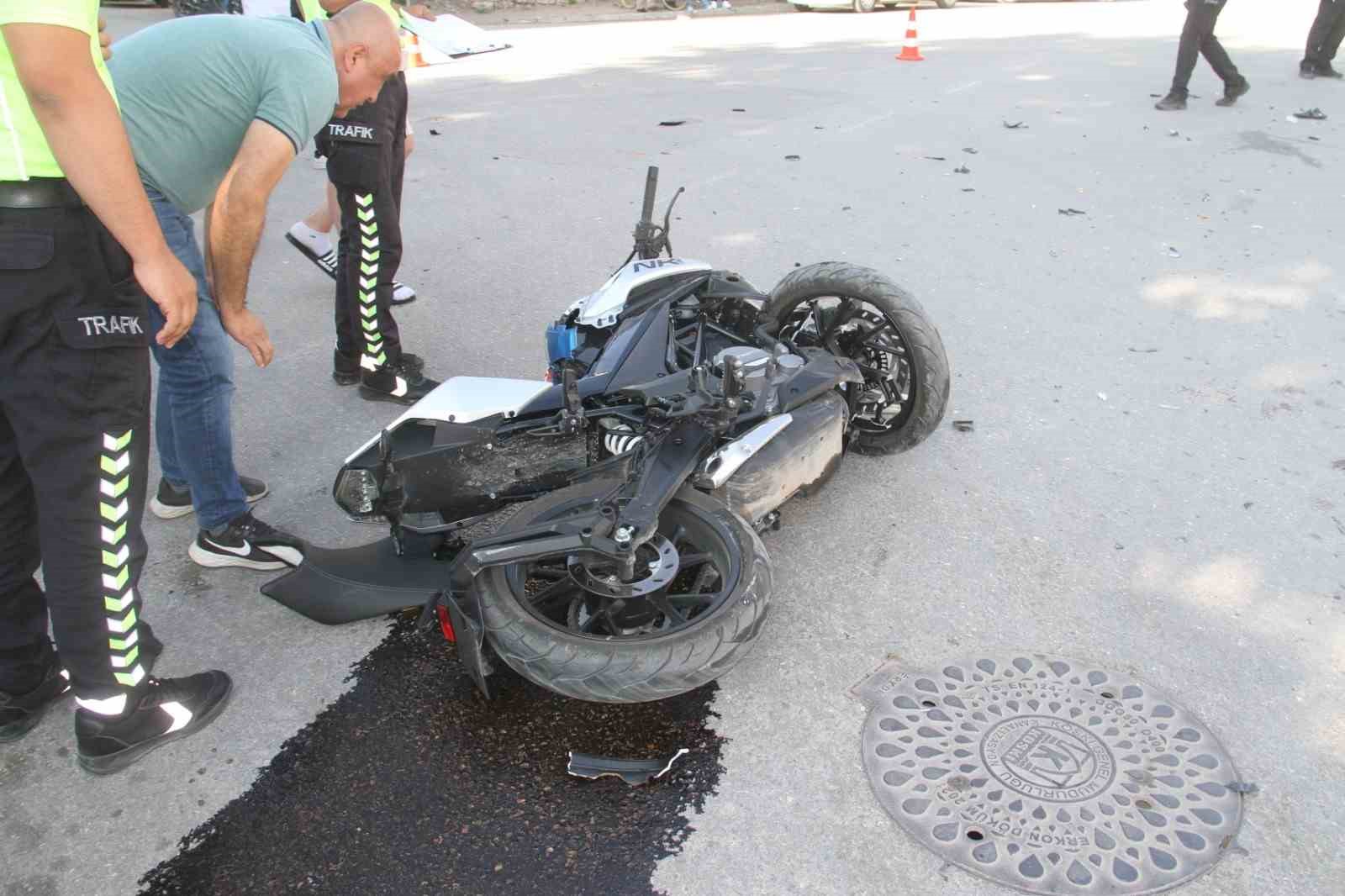 Minibüs ile çarpışan motosiklet sürücüsü hayatını kaybetti 