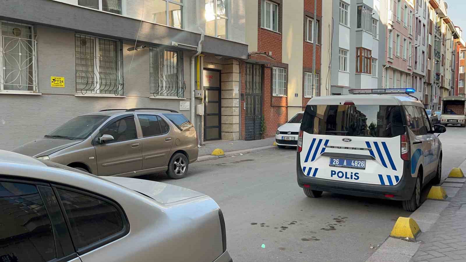 Apartmanı saran kötü kokular sonrası ekipler, çürümeye başlayan cesetle karşılaştı 