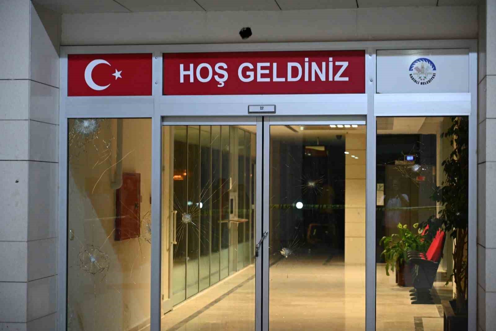 Osmaniye’de belediye binasına taşlı saldırı 