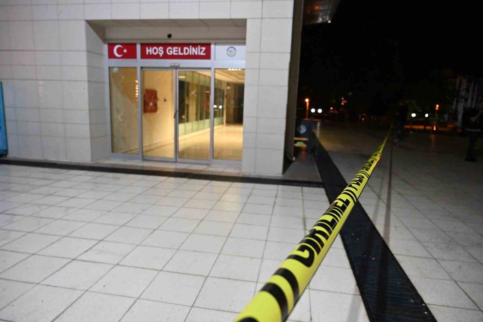 Osmaniye’de belediye binasına taşlı saldırı 