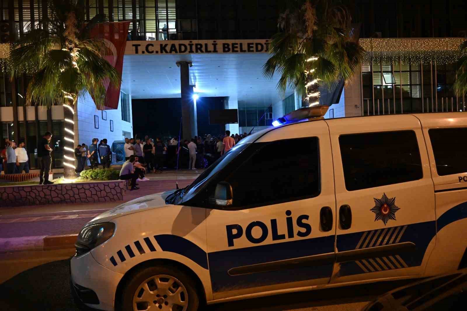 Osmaniye’de belediye binasına taşlı saldırı 