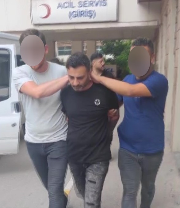 Firari katil, 18 yıl sonra çöp atarken aynı polislere yakalandı 