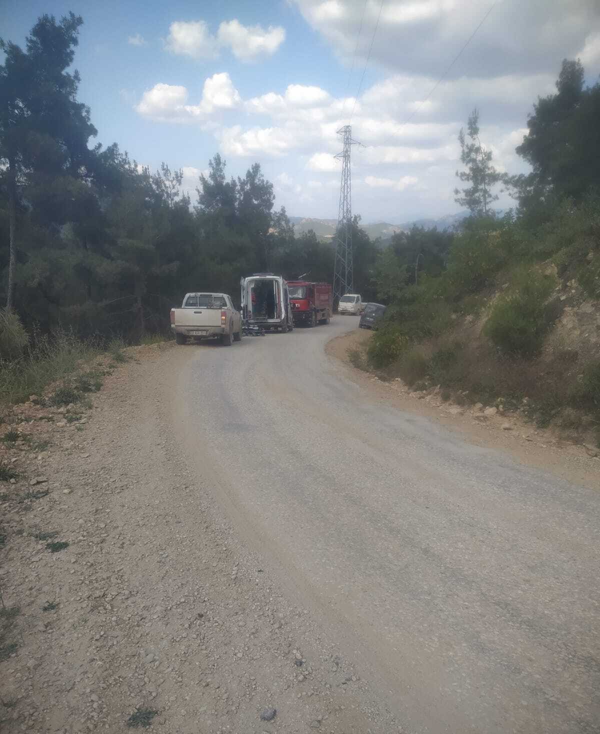 Hızlı tren inşaatında çalışan hafriyat kamyonu devrildi 