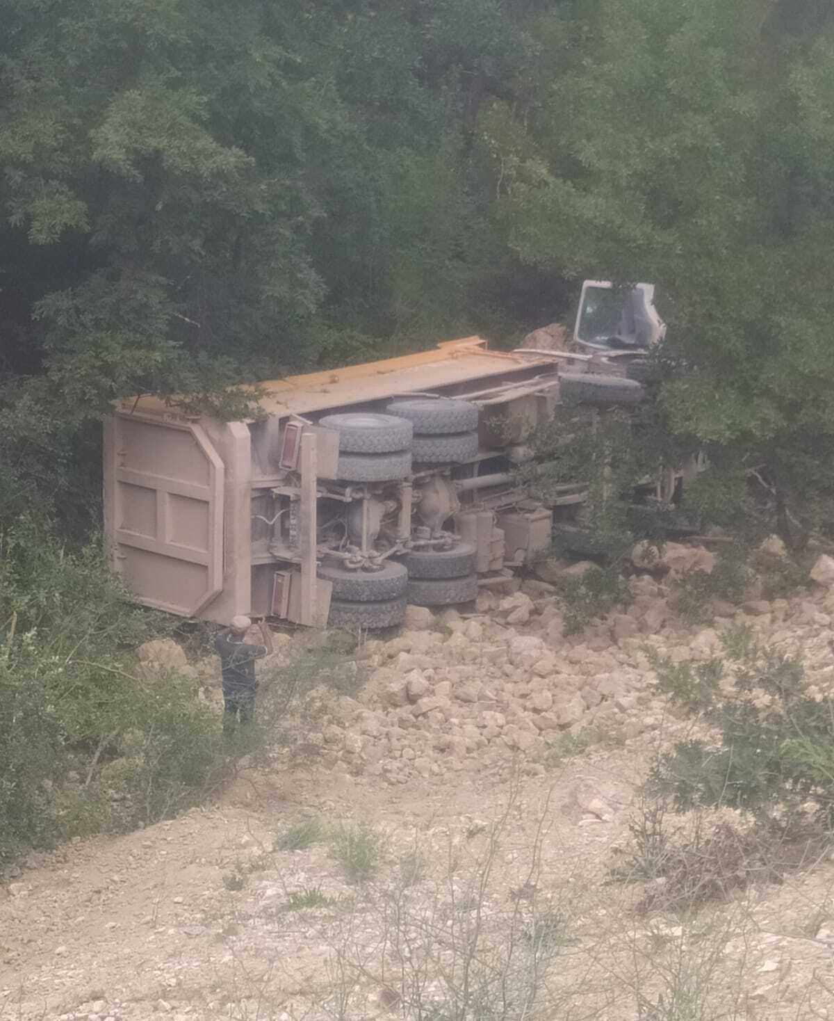 Hızlı tren inşaatında çalışan hafriyat kamyonu devrildi 