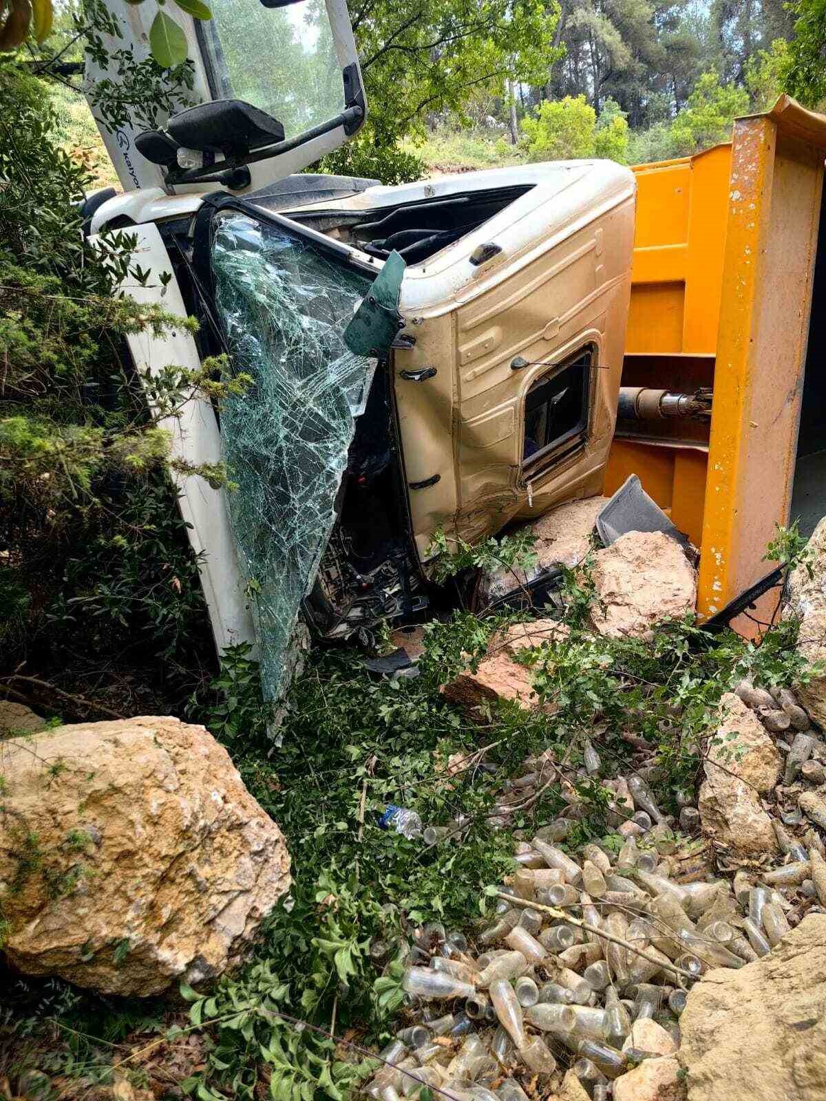 Hızlı tren inşaatında çalışan hafriyat kamyonu devrildi 