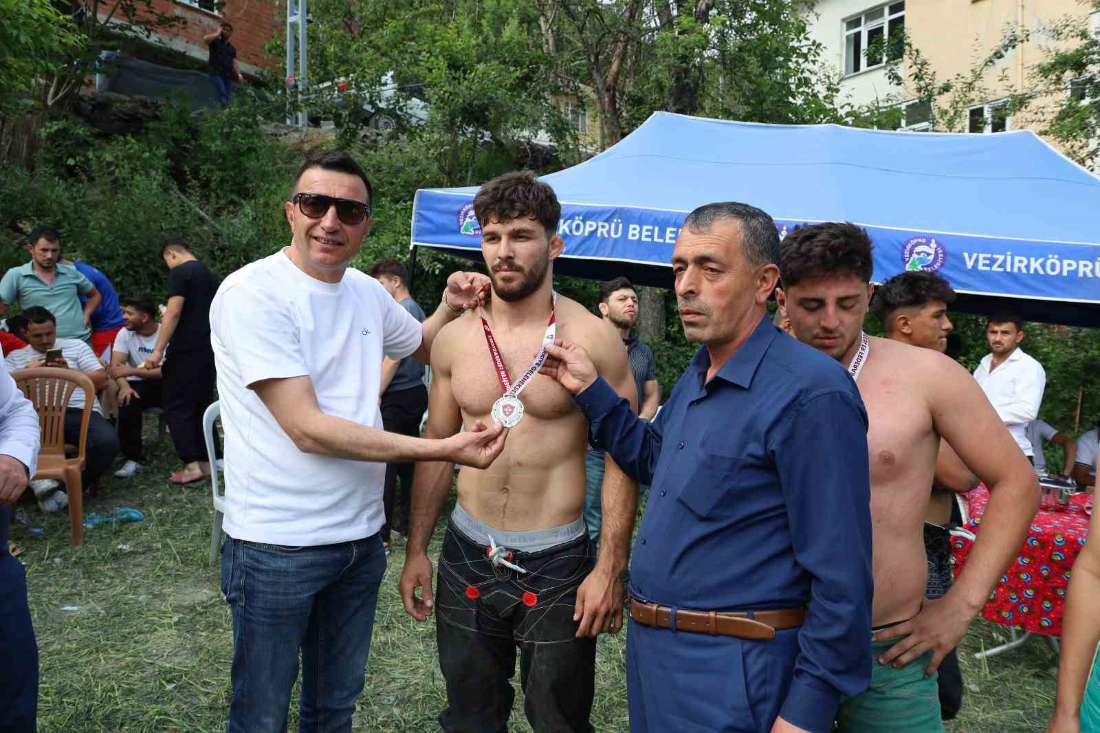 6 asırlık gelenek yaşatıldı: Düğün ve güreş coşkusu bir arada 