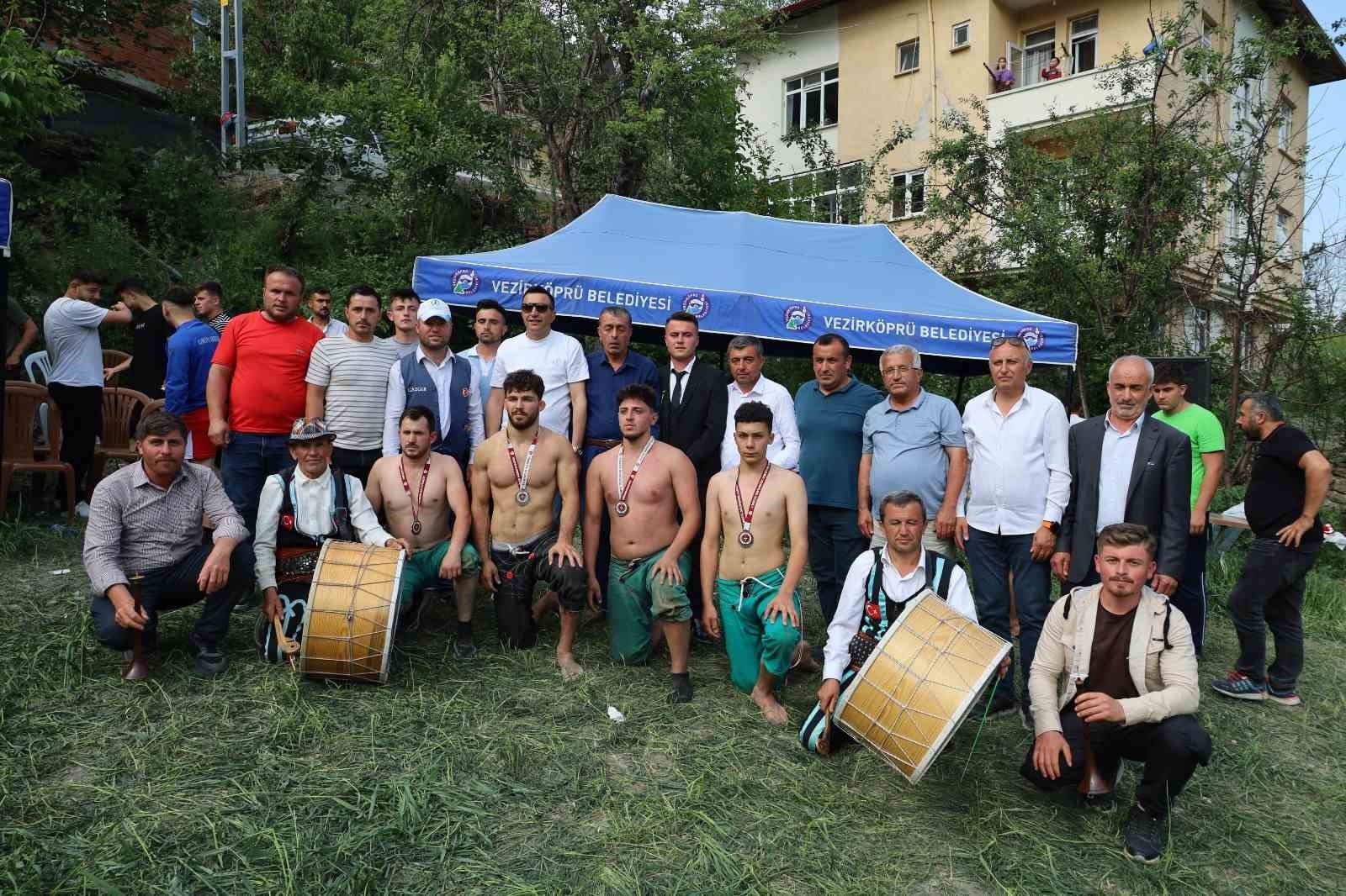 6 asırlık gelenek yaşatıldı: Düğün ve güreş coşkusu bir arada 