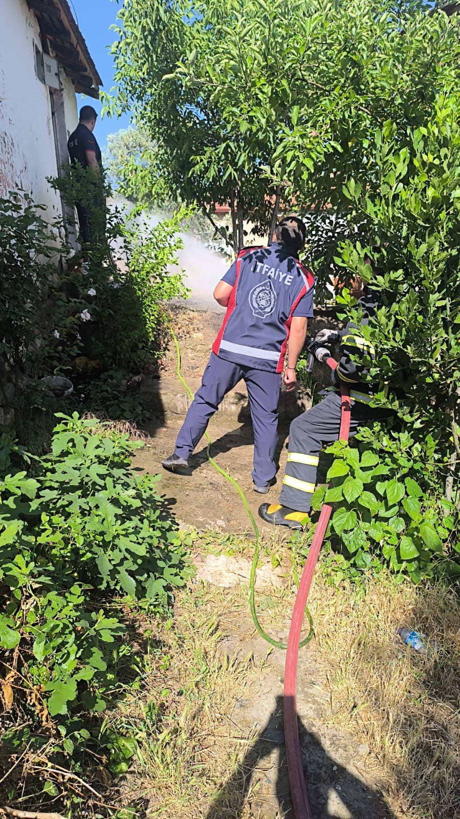 Temizlik amaçlı yakılan otlar kontrolden çıktı 