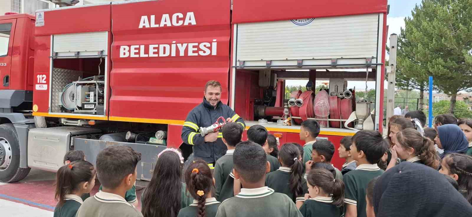 Alaca Belediyesi’nden miniklere yangın eğitimi 