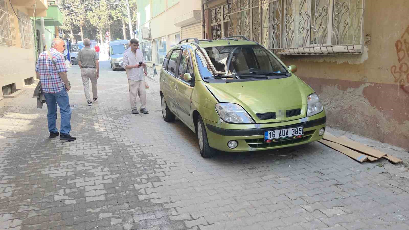 Direksiyon başında fenalaştı 4 araca çarparak durabildi 