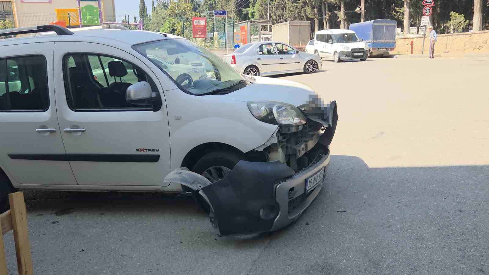 Direksiyon başında fenalaştı 4 araca çarparak durabildi 