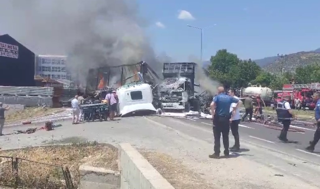 Sakarya’da korkunç kaza: Araçlarda yangın çıktı 