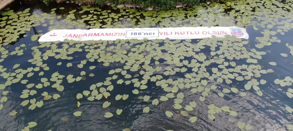 Jandarma 186. yılını böyle kutladı: Gölün içinde Türk bayrağı açtılar 