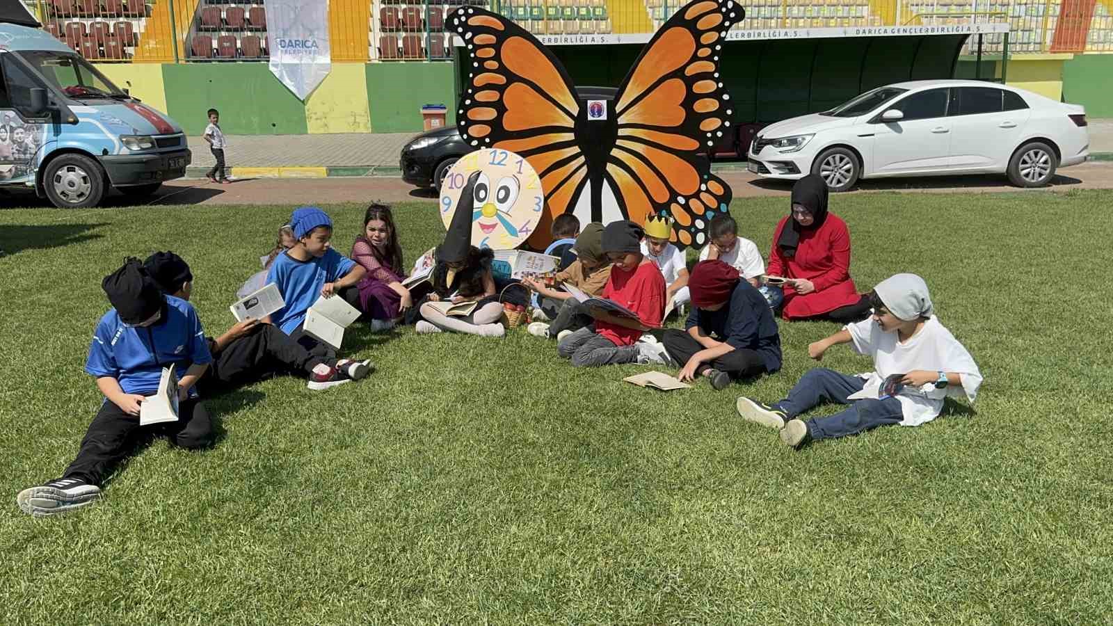Darıca’da yüzlerce kişi aynı anda kitap okudu 