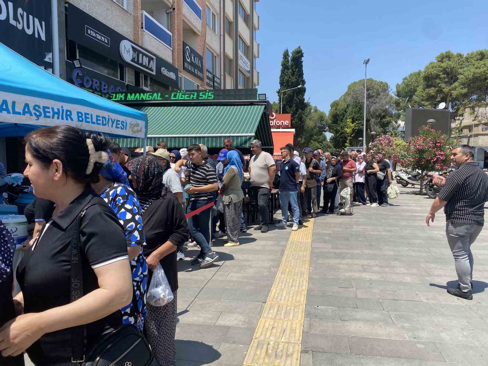 Alaşehir Belediyesi’nden merhum Ferdi Zeyrek için pilav hayrı 