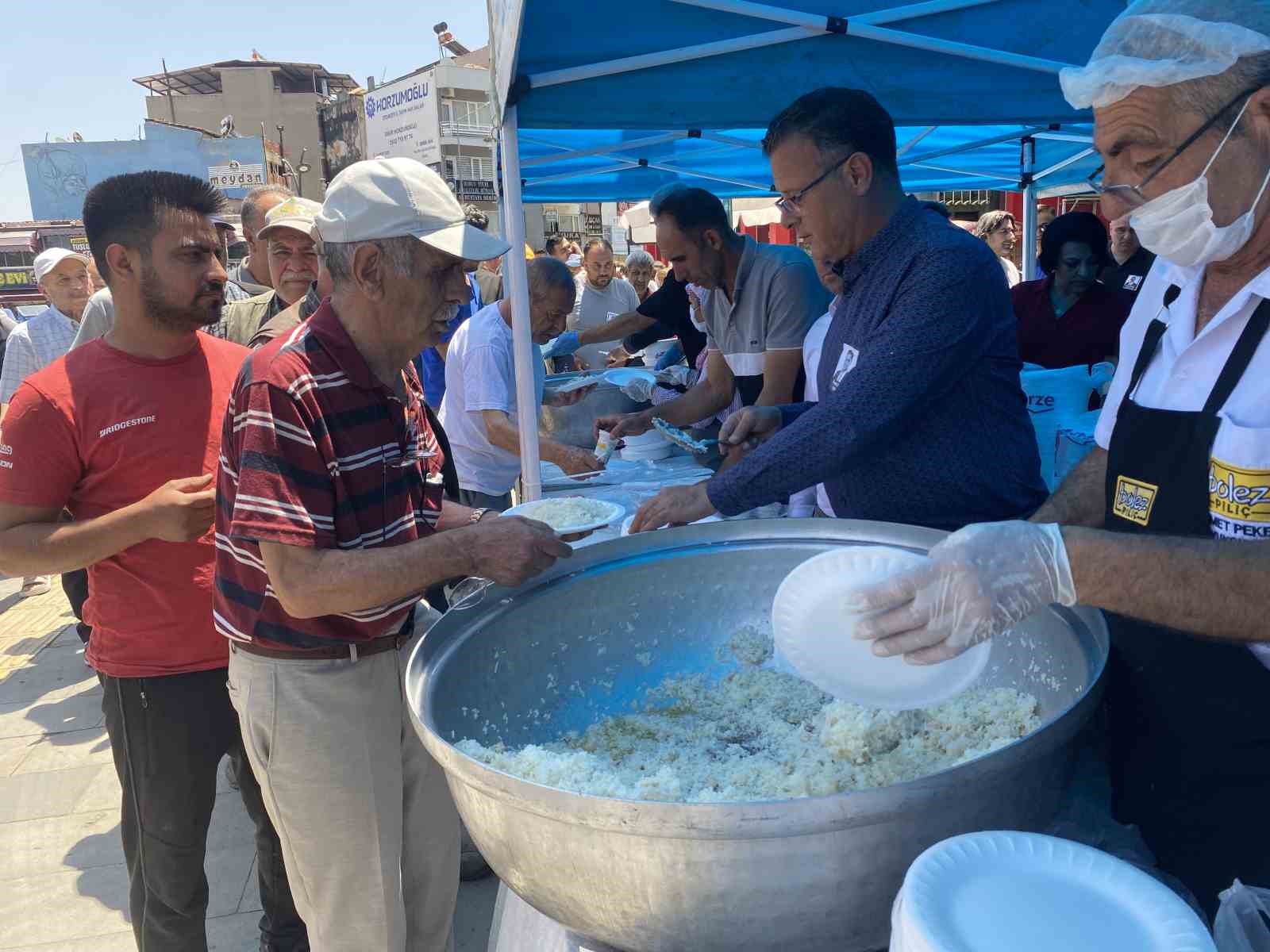 Alaşehir Belediyesi’nden merhum Ferdi Zeyrek için pilav hayrı 