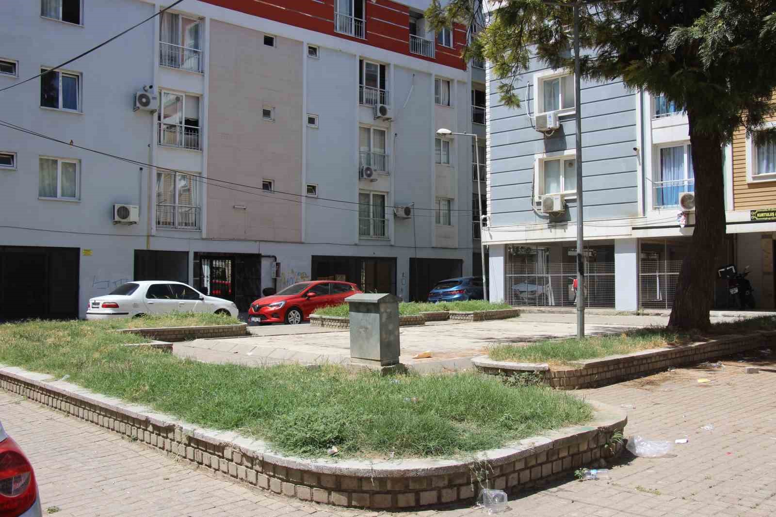 Efeler Belediyesi ilgilenmeyince, çocukların oynayacağı alan çöplüğe döndü 