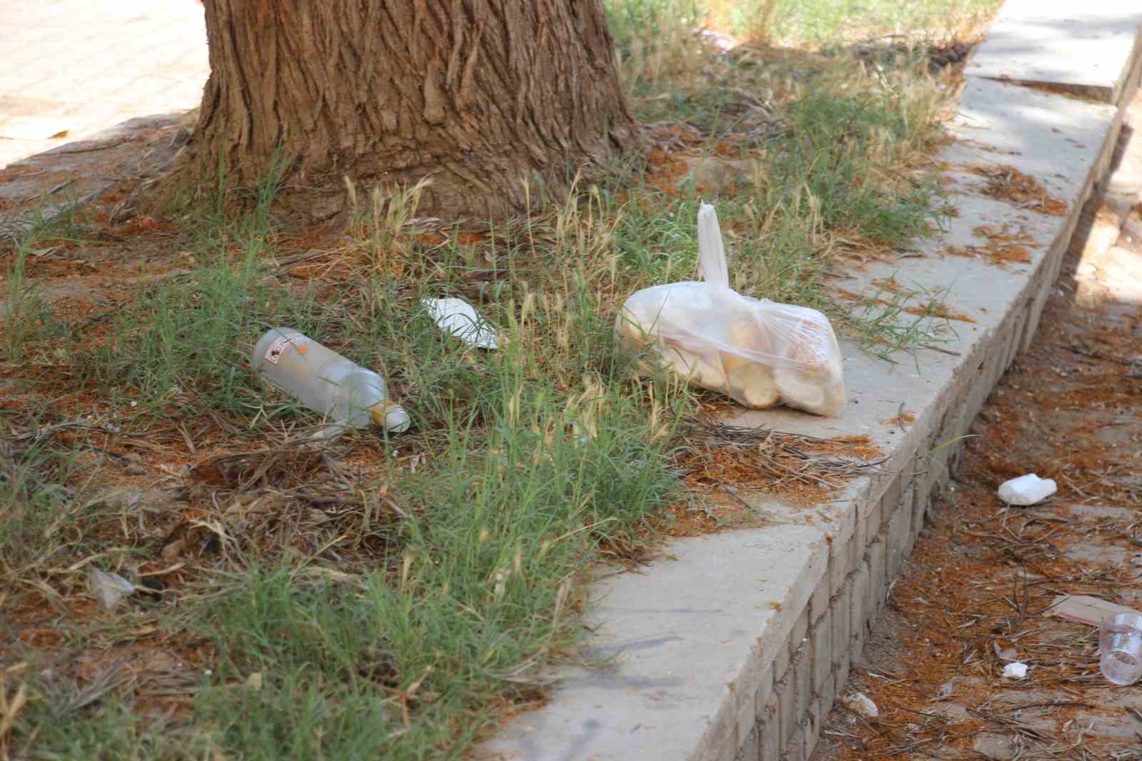 Efeler Belediyesi ilgilenmeyince, çocukların oynayacağı alan çöplüğe döndü 