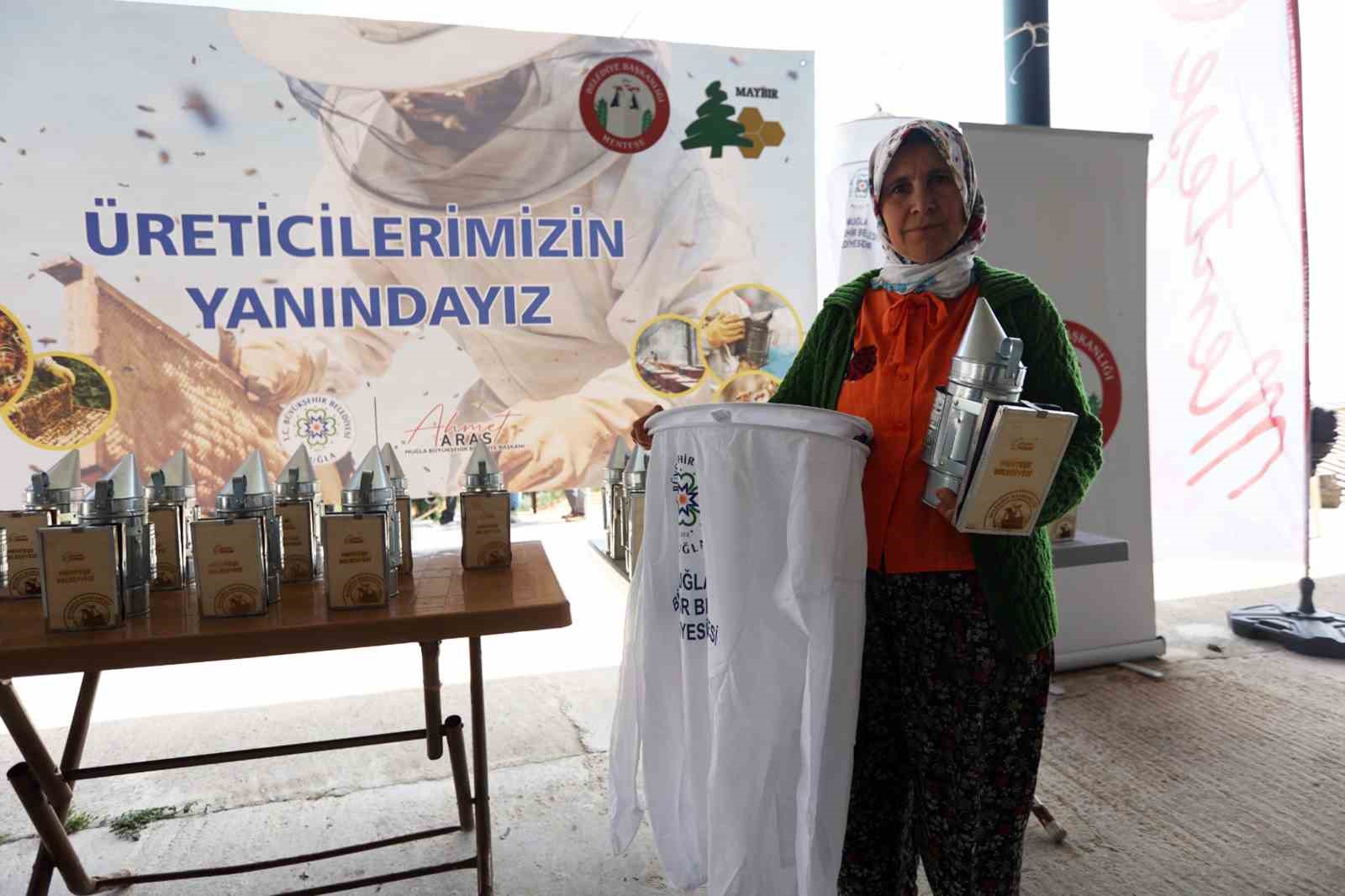 Muğla Büyükşehir’den arıcılara maske desteği 