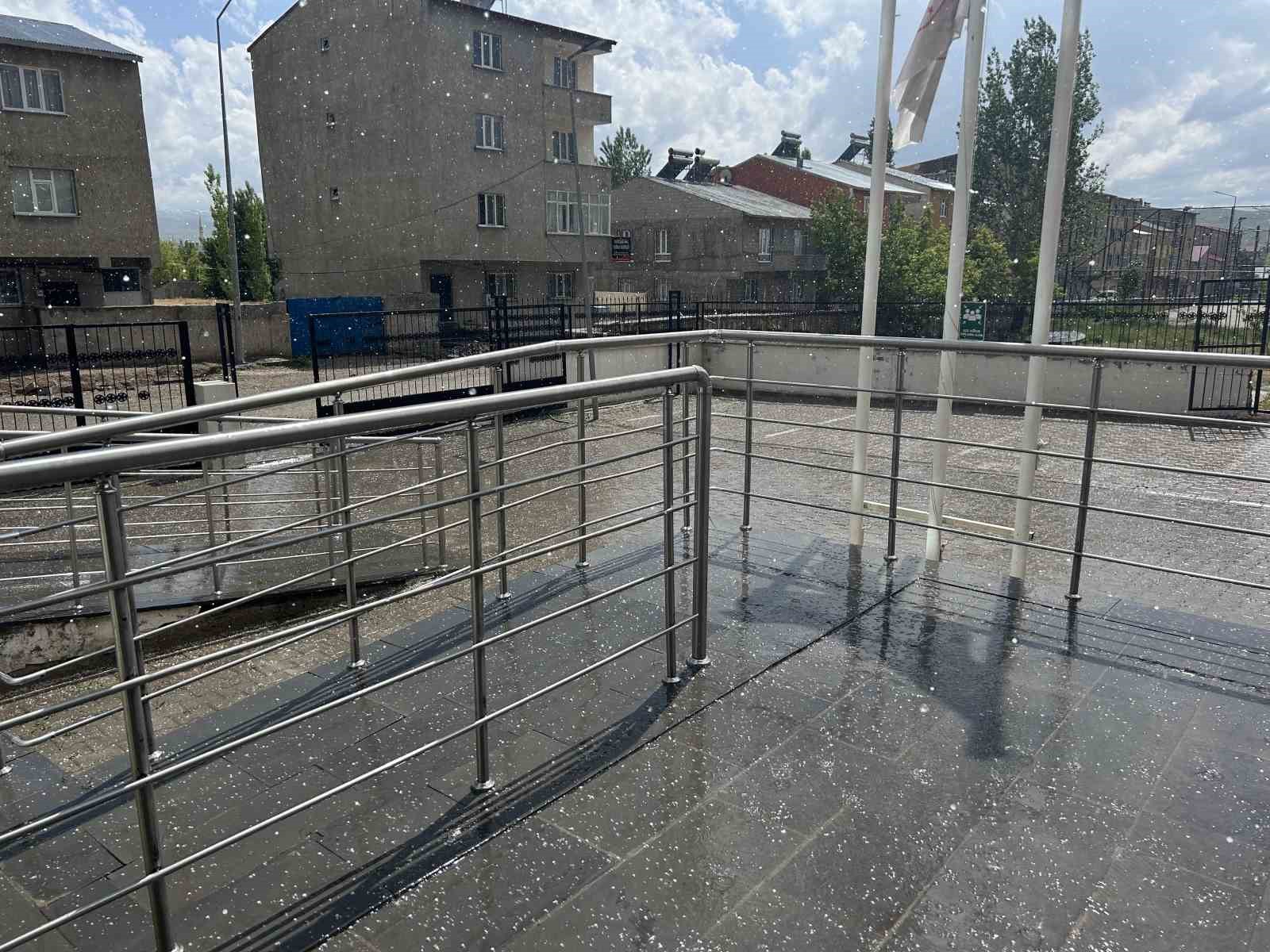 Diyadin’de dolu yağışı 