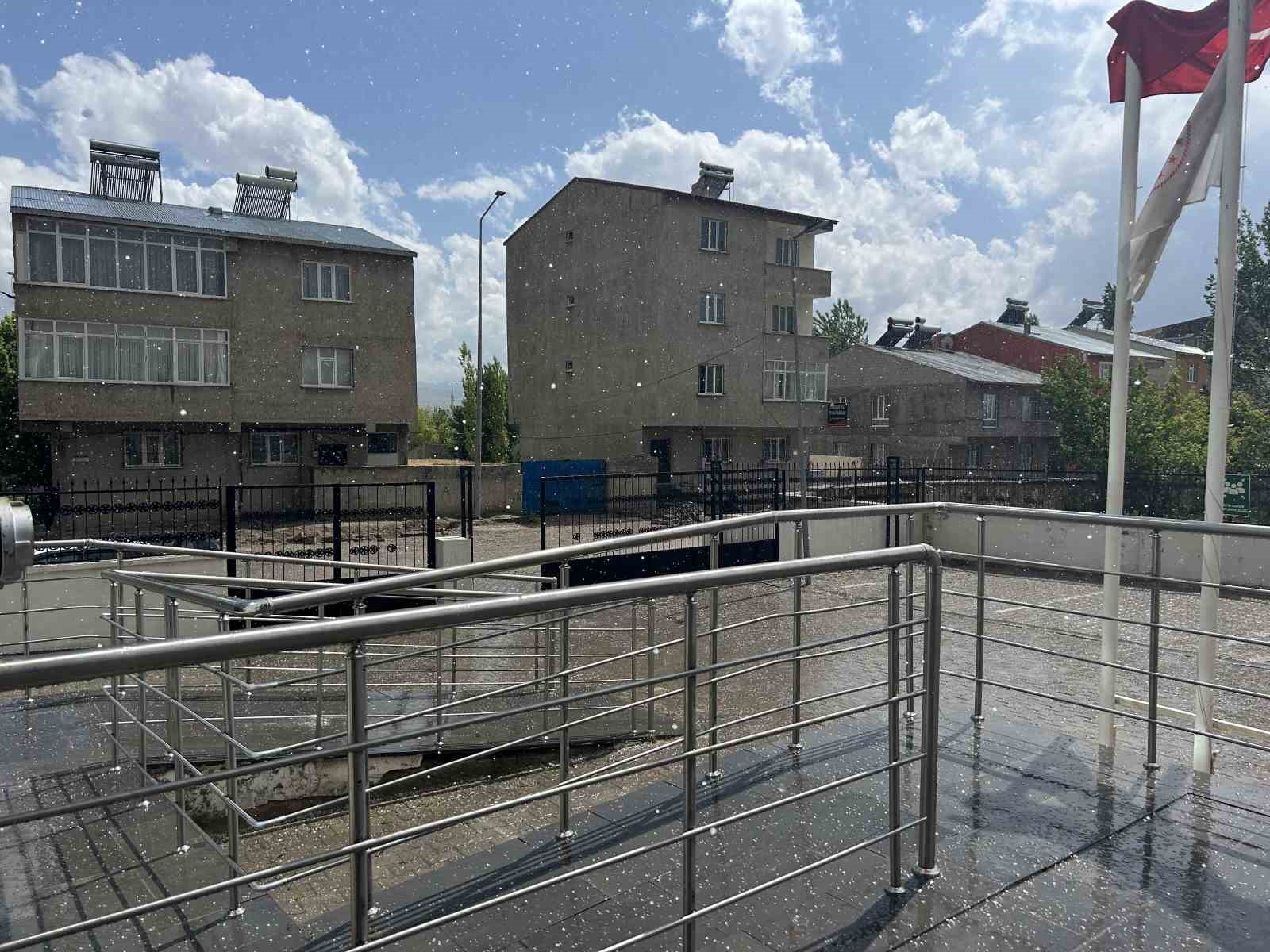 Diyadin’de dolu yağışı 