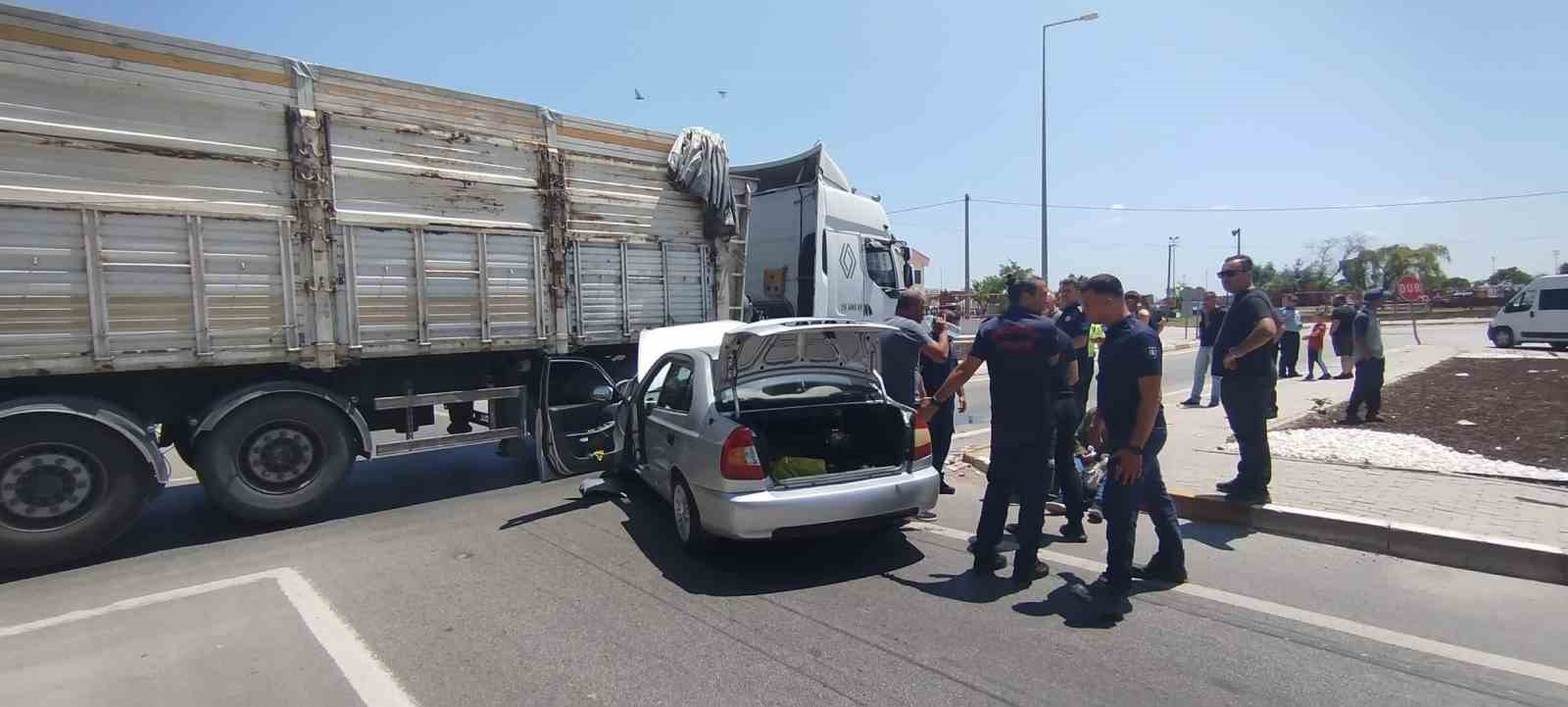 Bandırma’da otomobil ile çekici böyle çarpıştı: 2 yaralı 