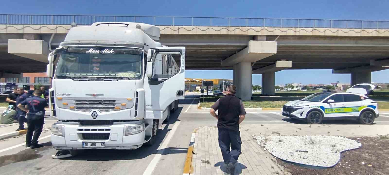 Bandırma’da otomobil ile çekici böyle çarpıştı: 2 yaralı 