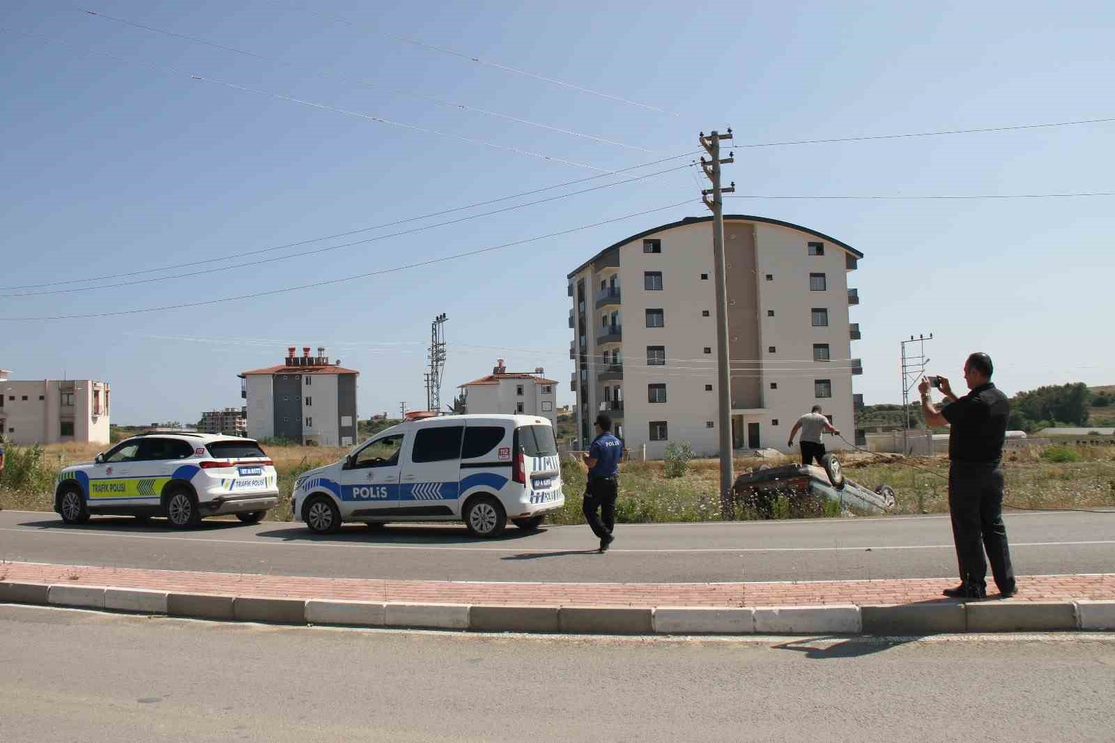 Serik’te otomobil şarampole yuvarlandı, sürücü ve 13 yaşındaki çocuğu yaralandı 