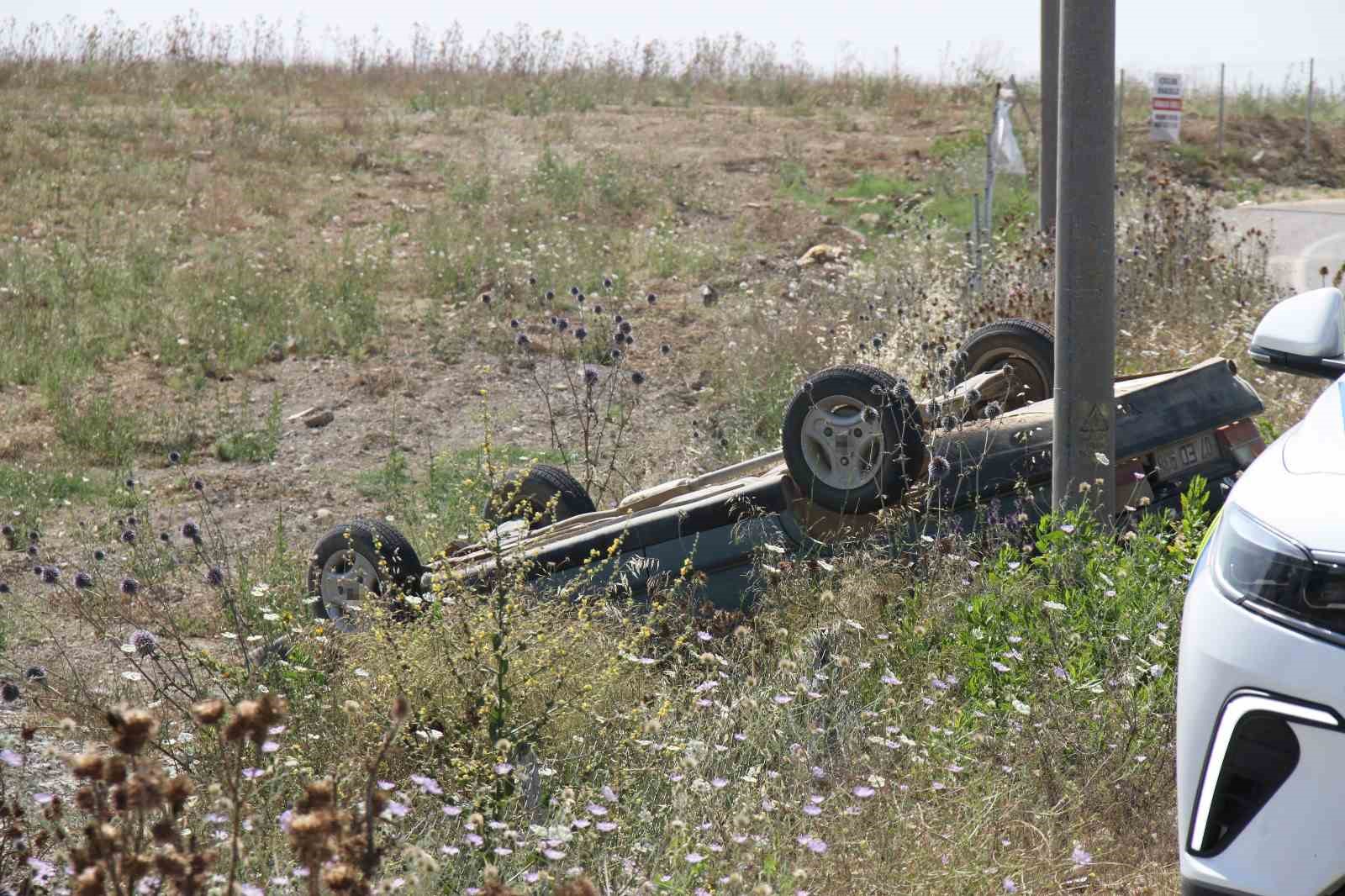 Serik’te otomobil şarampole yuvarlandı, sürücü ve 13 yaşındaki çocuğu yaralandı 