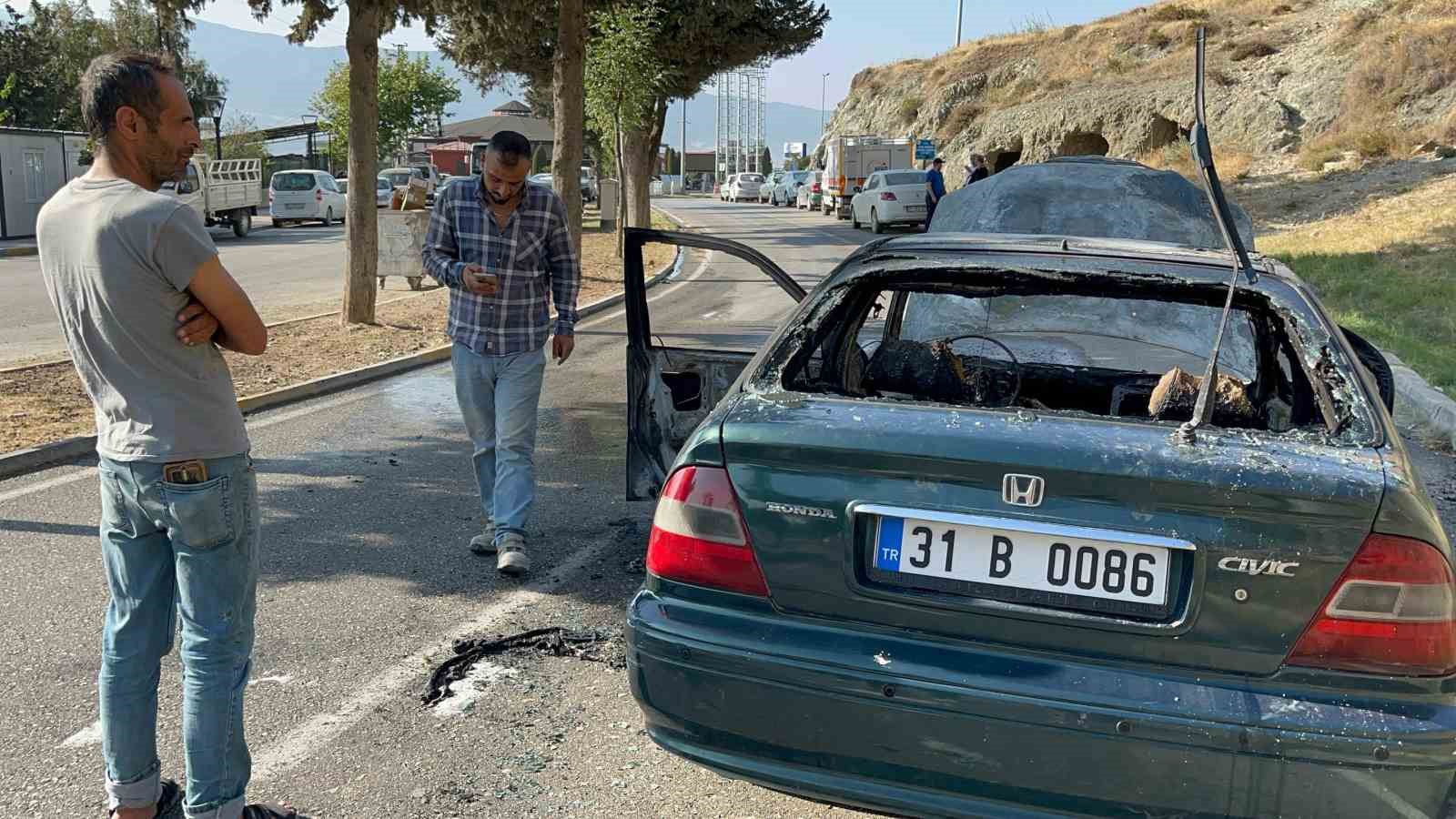 20 gün önce satın aldığı otomobil alev alev yandı 
