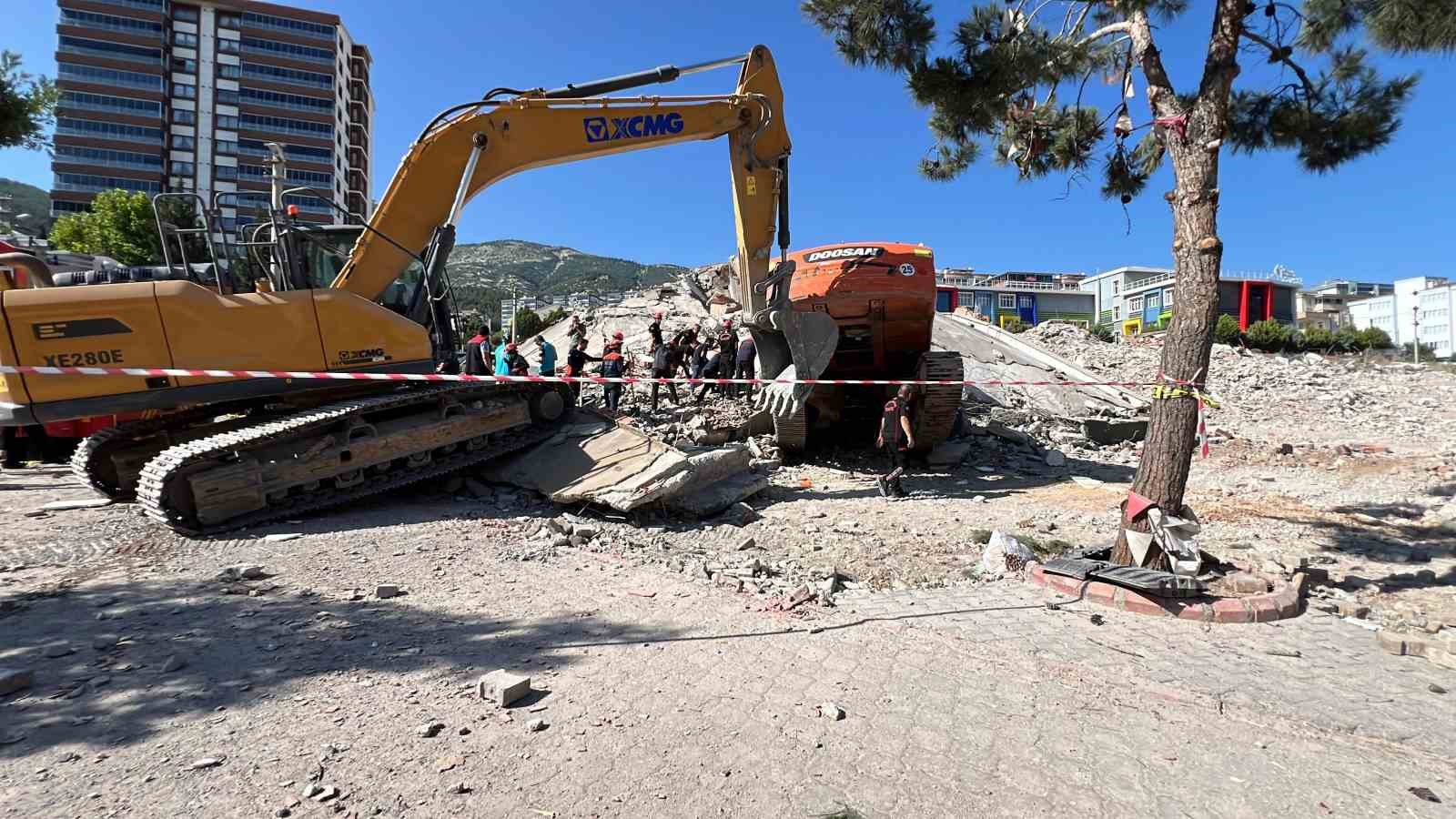 Çöken binadan iş makinesi operatörünün cansız bedeni çıkarıldı 