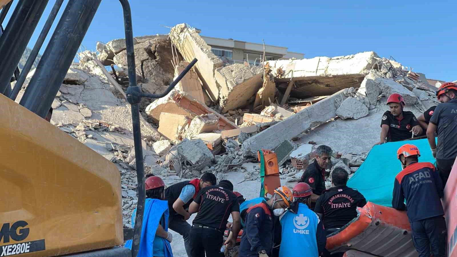 Çöken binadan iş makinesi operatörünün cansız bedeni çıkarıldı 