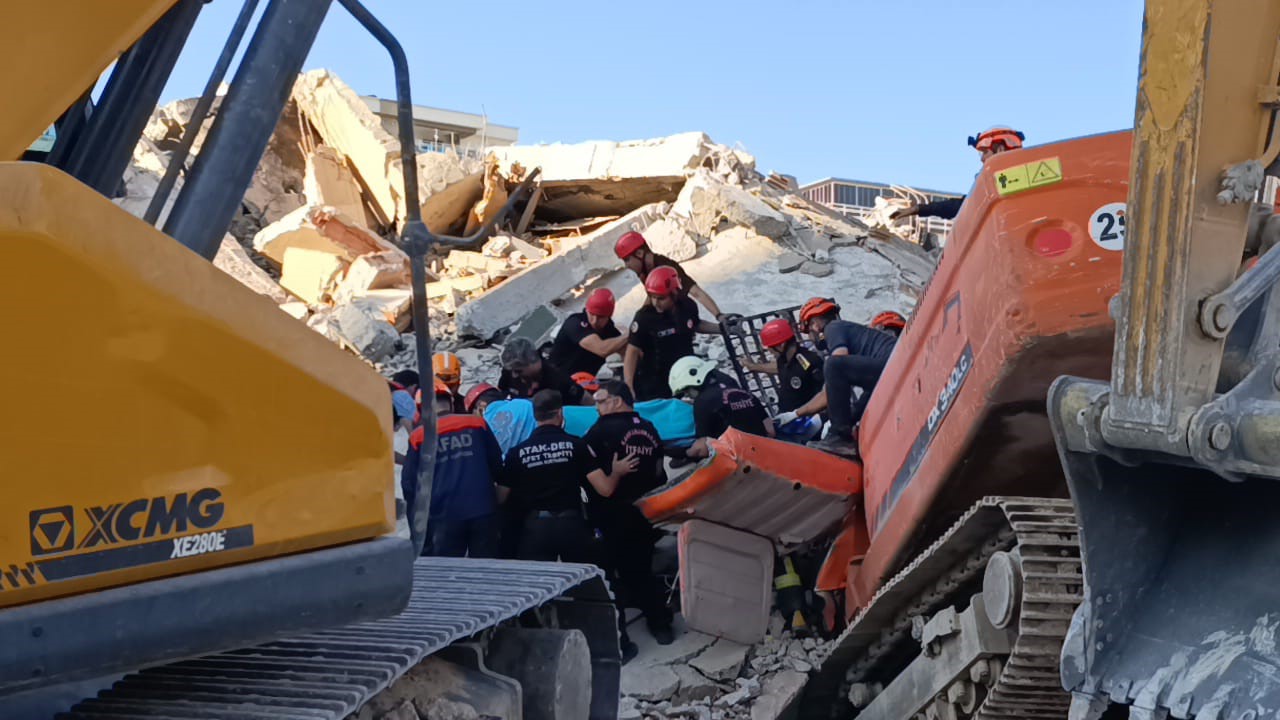 Çöken binadan iş makinesi operatörünün cansız bedeni çıkarıldı 