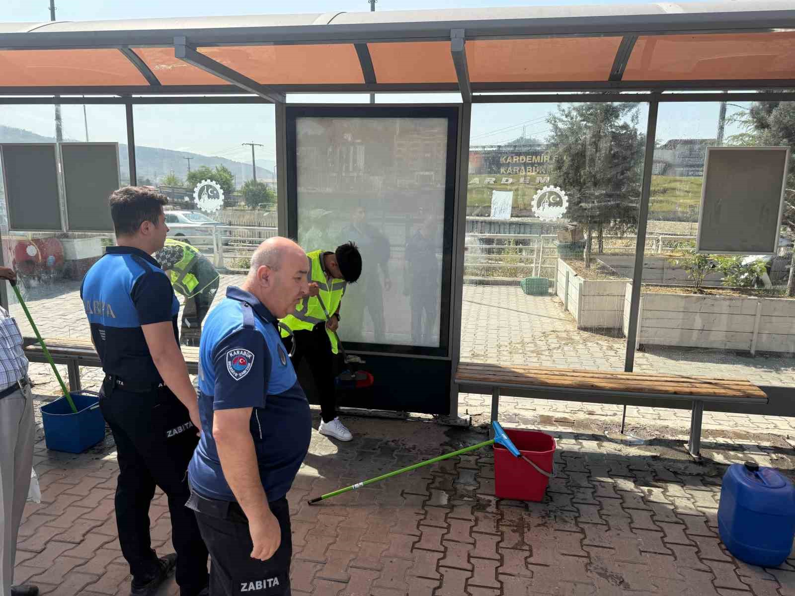 Karabük’te duraklardaki afişler temizlendi 