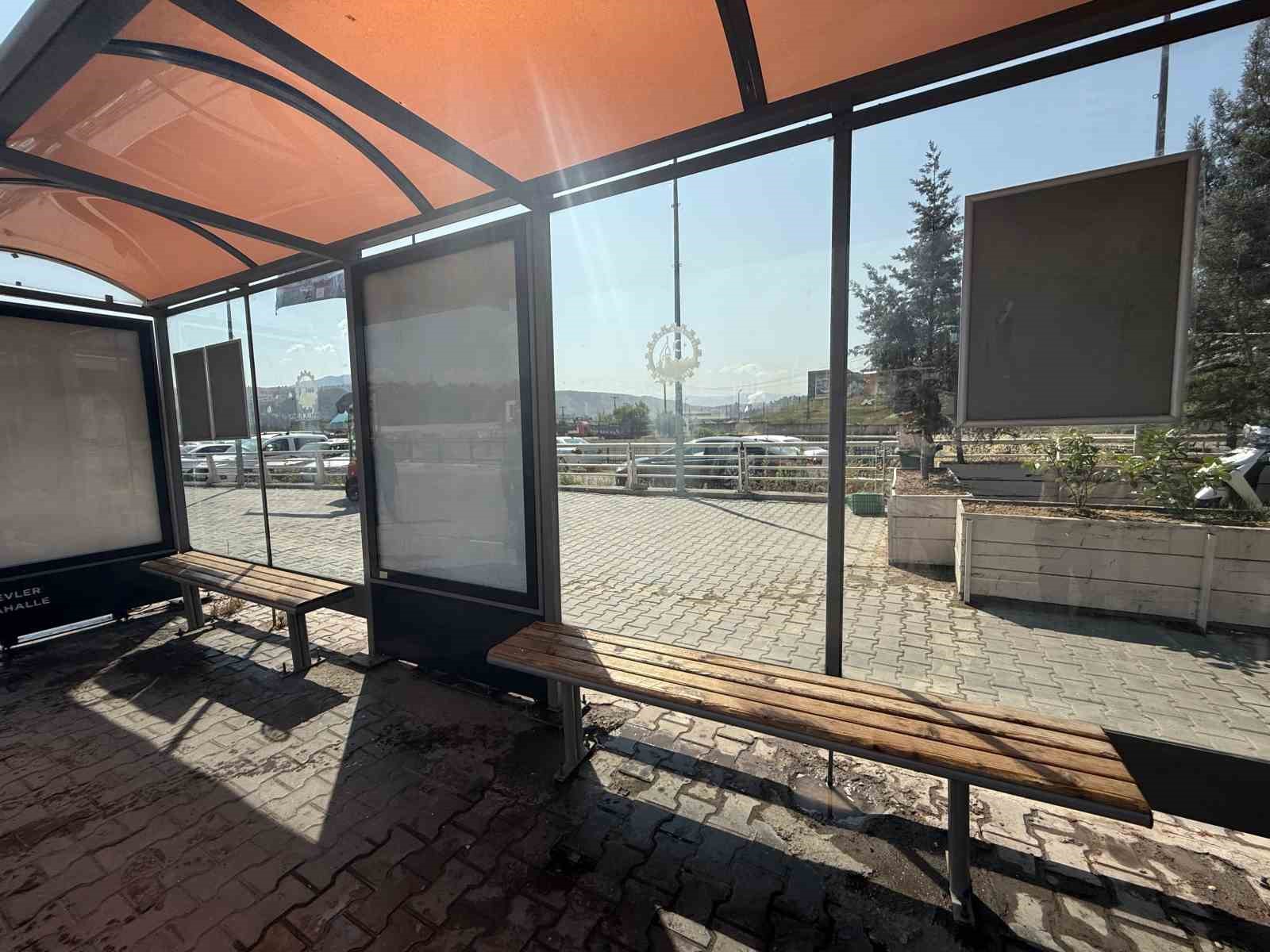 Karabük’te duraklardaki afişler temizlendi 