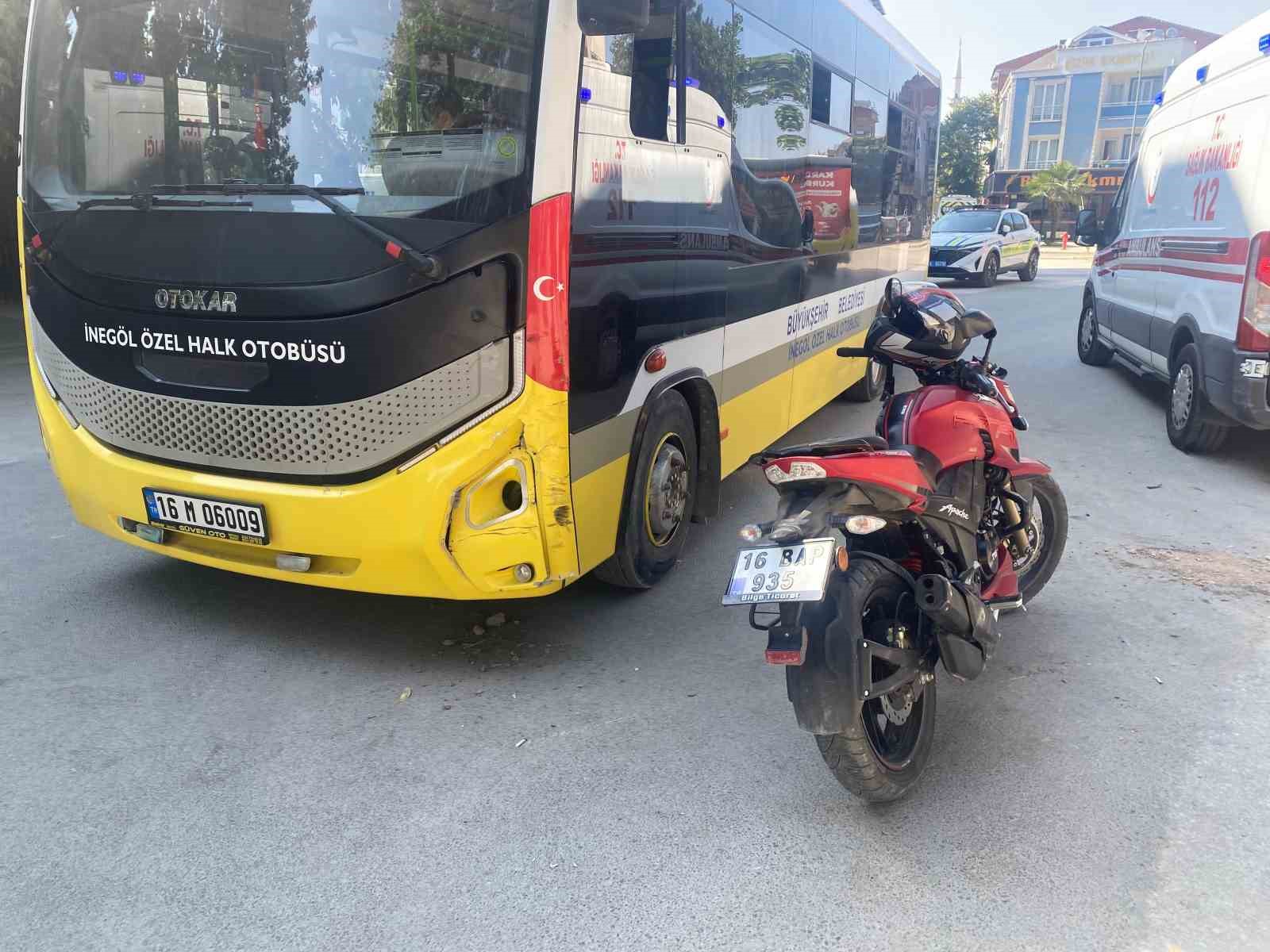 Otobüs ile motosikletin kazası kamerada 