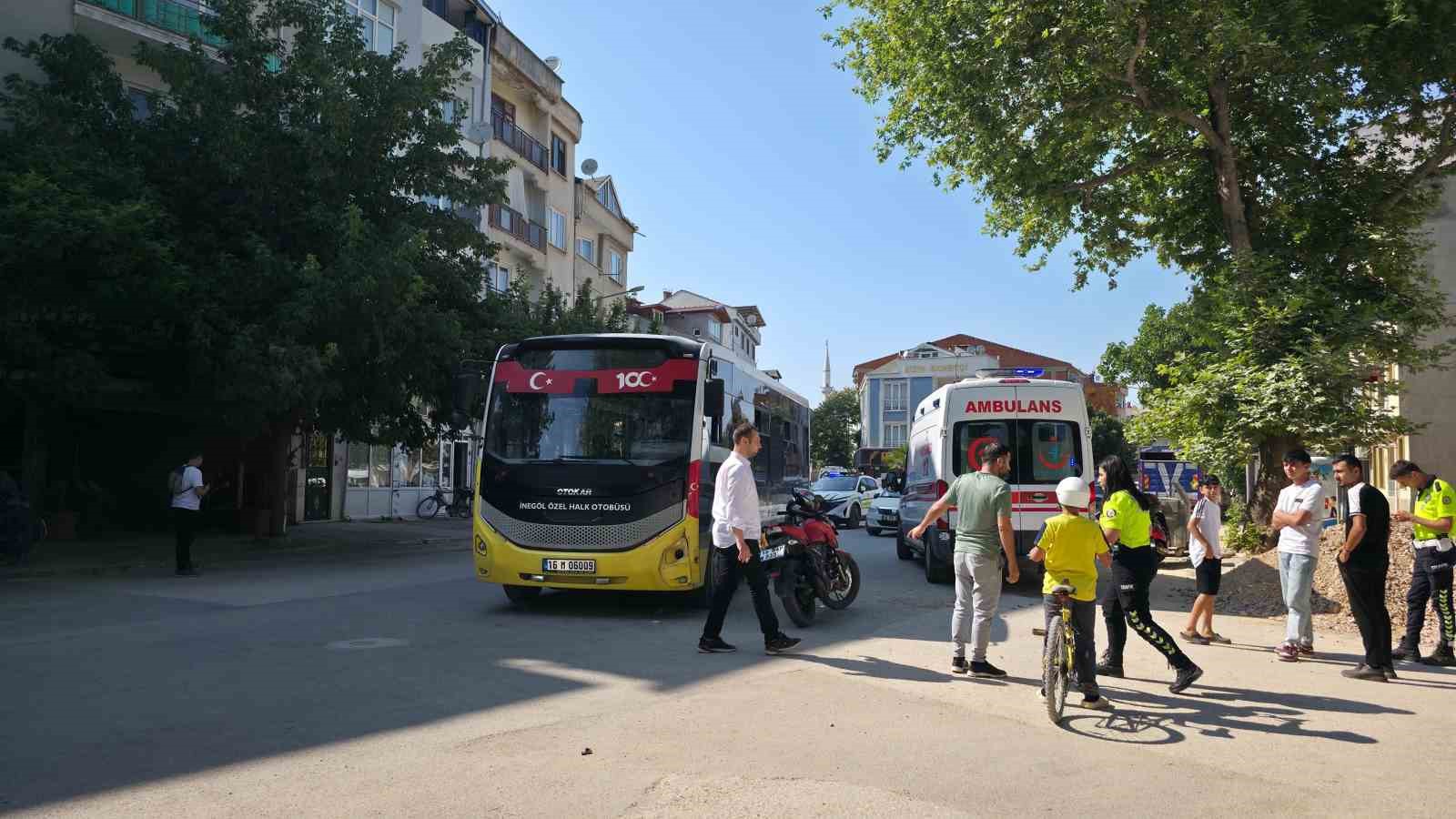 Otobüs ile motosikletin kazası kamerada 