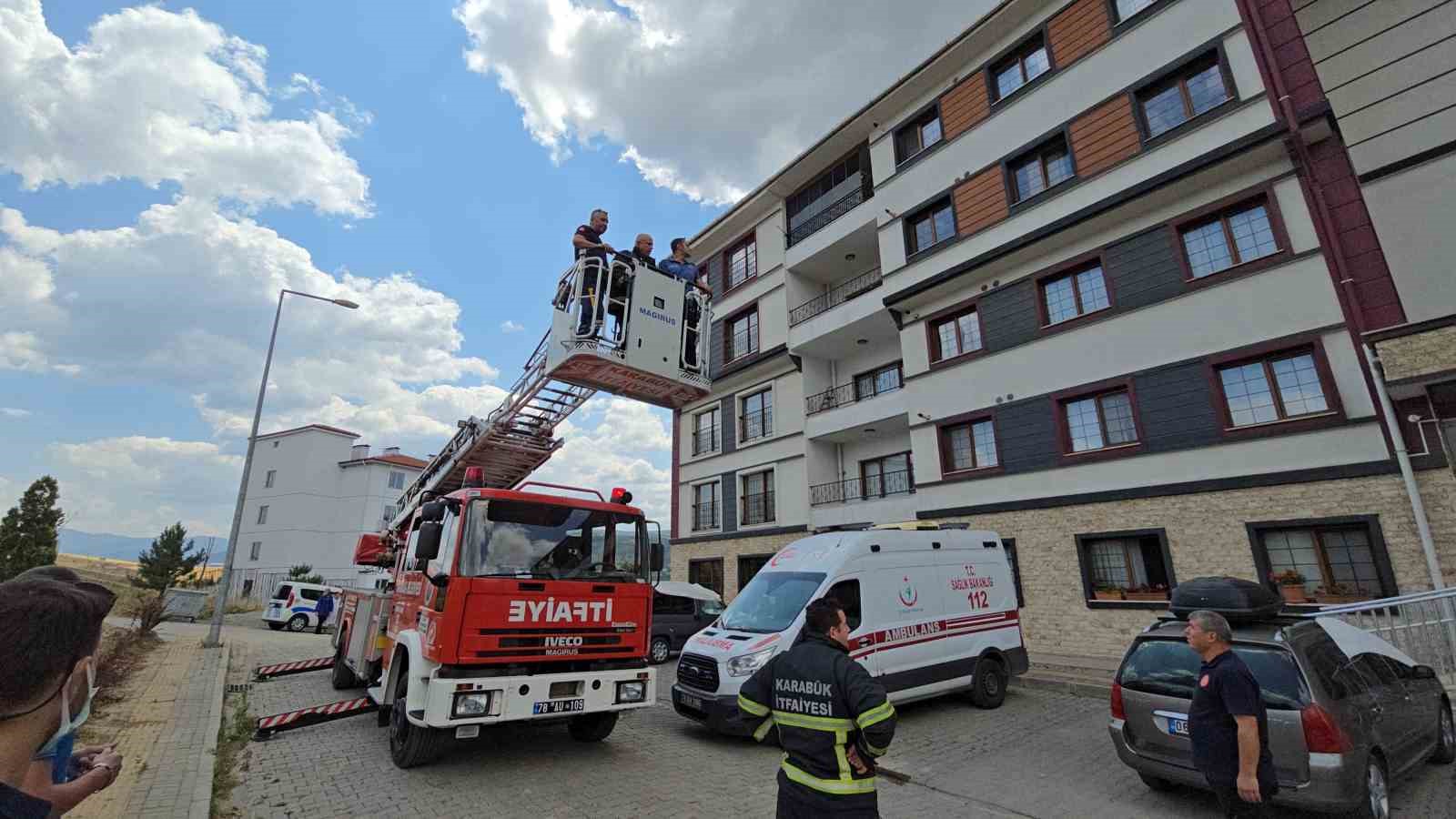 Arkadaşına intihar edeceğini söyledi, polis ve itfaiye balkondan girerek kurtardı 