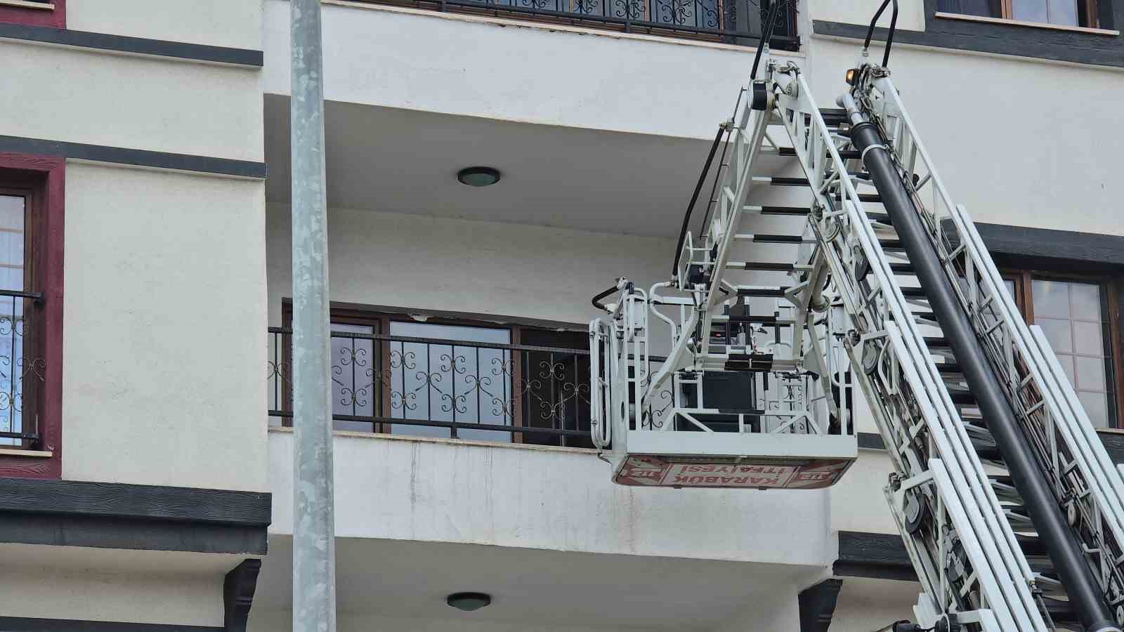Arkadaşına intihar edeceğini söyledi, polis ve itfaiye balkondan girerek kurtardı 
