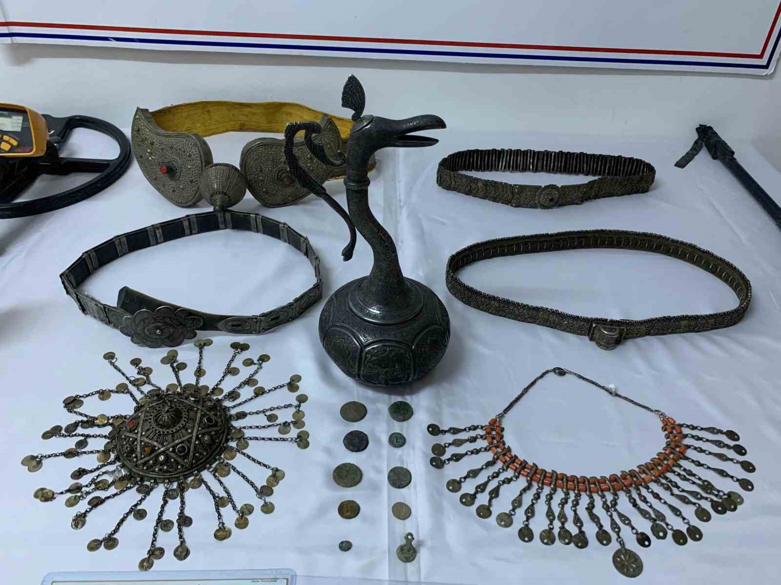 Bayburt merkezli 13 ilde kaçakçılık operasyonu: Tarihi eserler ve sahte paralar ele geçirildi 