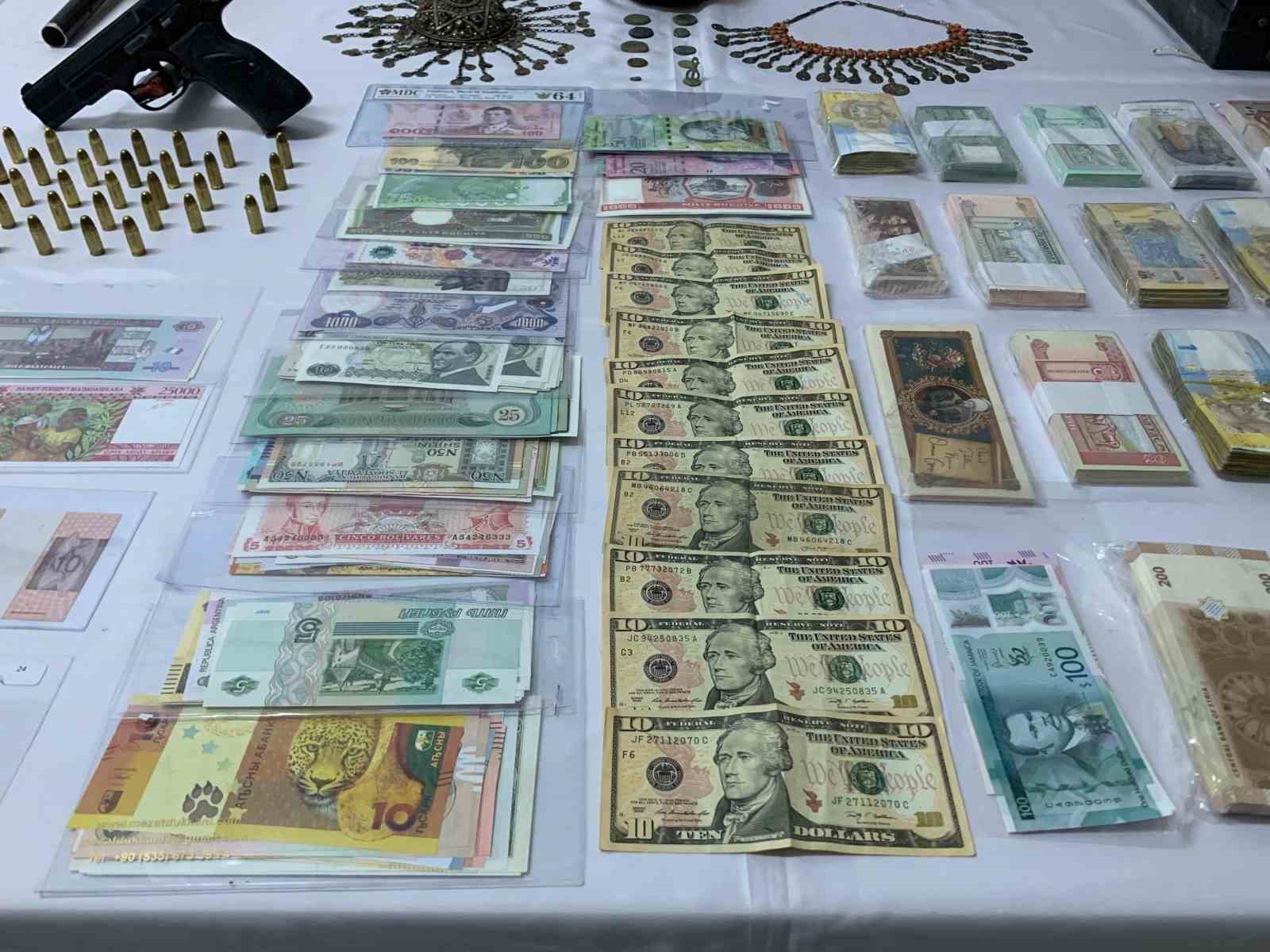 Bayburt merkezli 13 ilde kaçakçılık operasyonu: Tarihi eserler ve sahte paralar ele geçirildi 