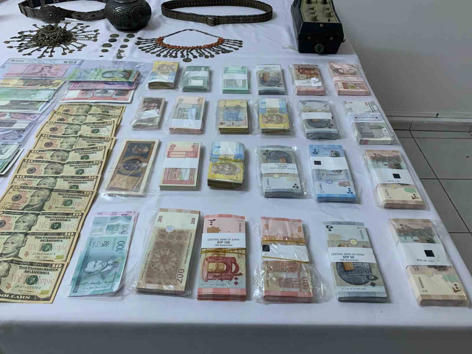 Bayburt merkezli 13 ilde kaçakçılık operasyonu: Tarihi eserler ve sahte paralar ele geçirildi 