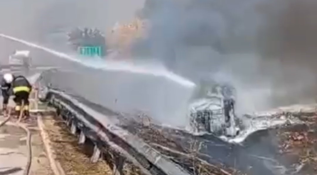 TAG Otoyolu’nda devrilen tır yandı: 1 yaralı 