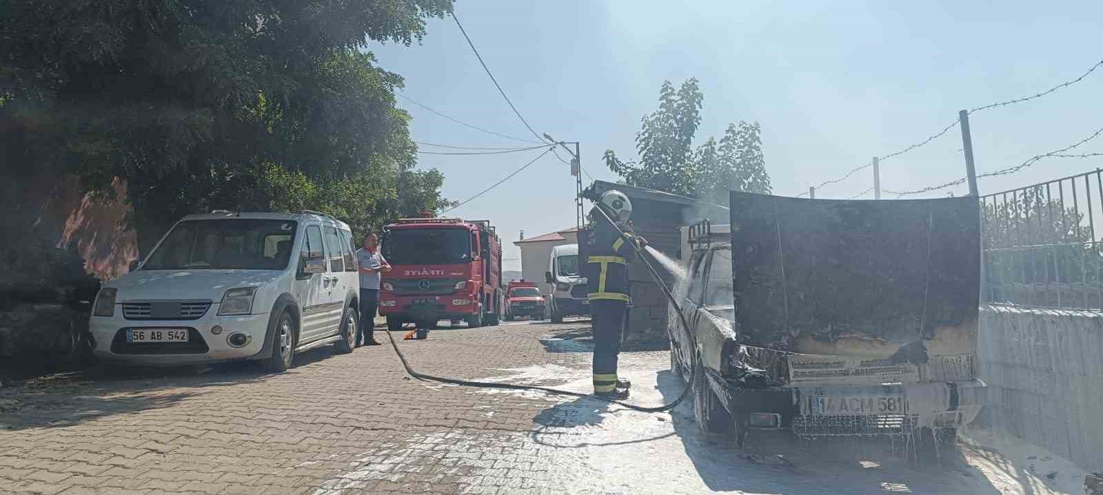 Park halindeki otomobil alev aldı 