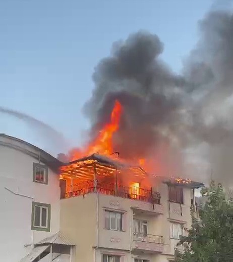 Mangal ateşi evi yaktı 