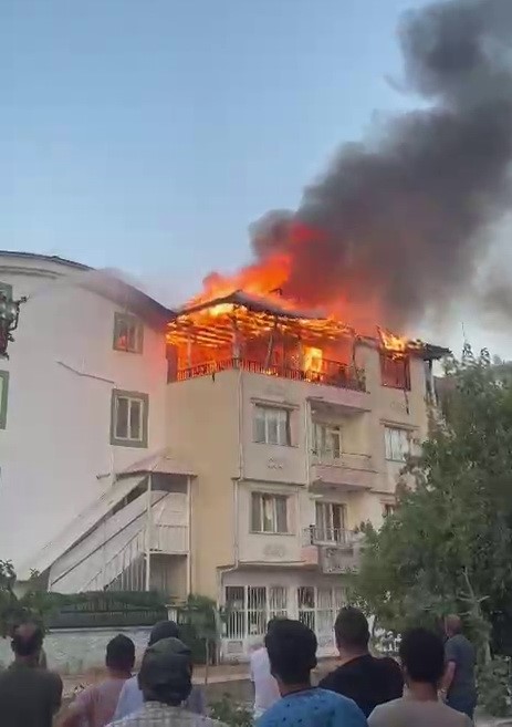 Mangal ateşi evi yaktı 